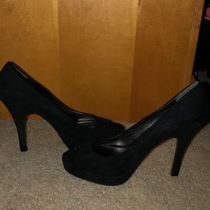 Open-toed black heels